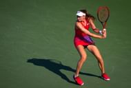 Elena Rybakina prepares to hit a two-handed backhand at the 2024 US Open (Source: Getty)
